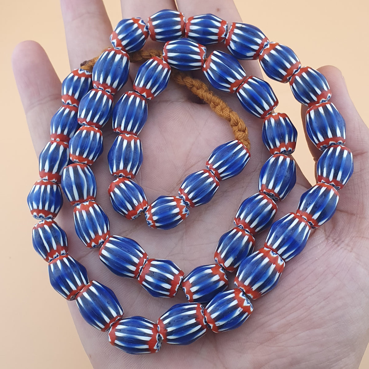 Collier de perles de verre chevrons bleues de style vénitien vintage