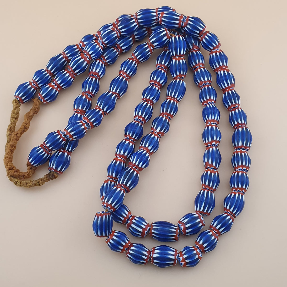 Collier de perles de verre chevrons bleues de style vénitien vintage
