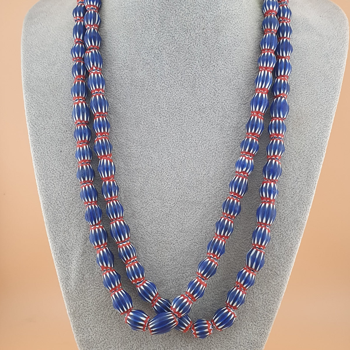 Collier de perles de verre chevrons bleues de style vénitien vintage