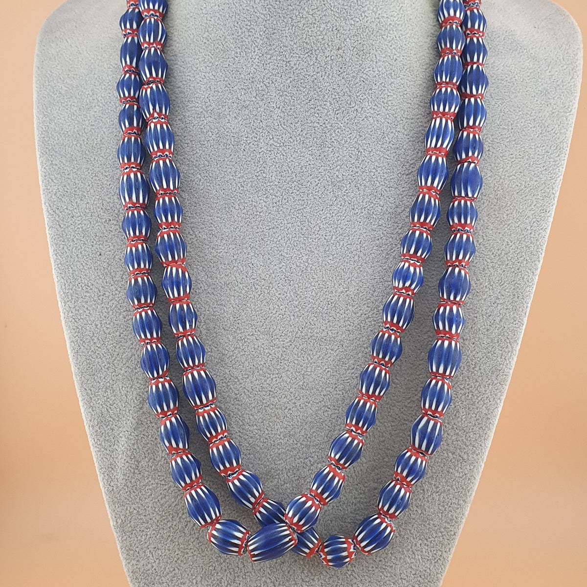 Collier de perles de verre chevrons bleues de style vénitien vintage