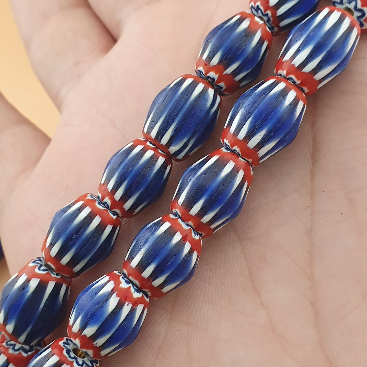 Collier de perles de verre chevrons bleues de style vénitien vintage