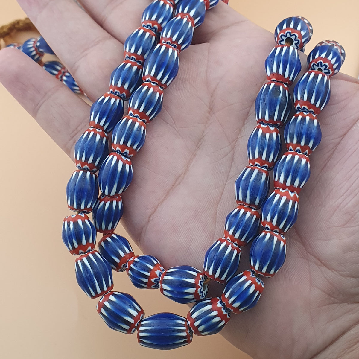 Collier de perles de verre chevrons bleues de style vénitien vintage