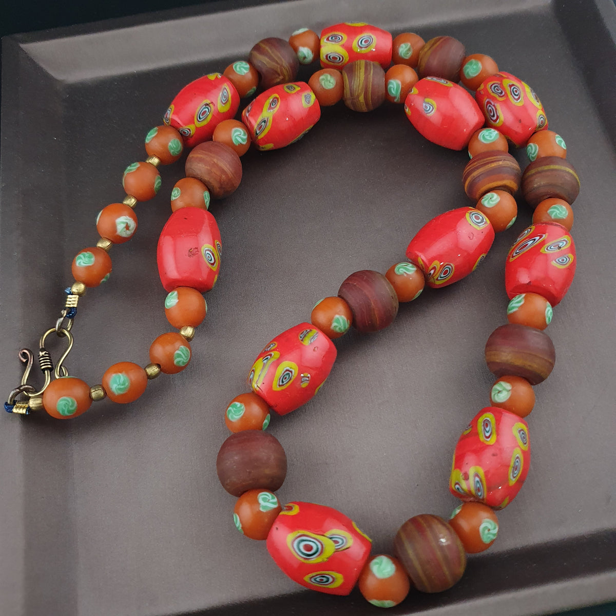 Halskette aus Vintage-Millefiori und afrikanischen Glasperlen im venezianischen Stil