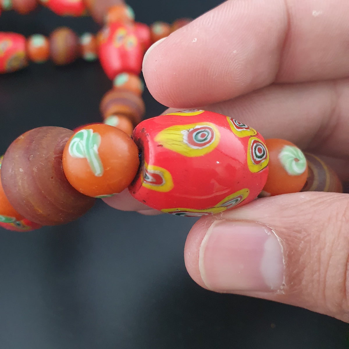 Halskette aus Vintage-Millefiori und afrikanischen Glasperlen im venezianischen Stil