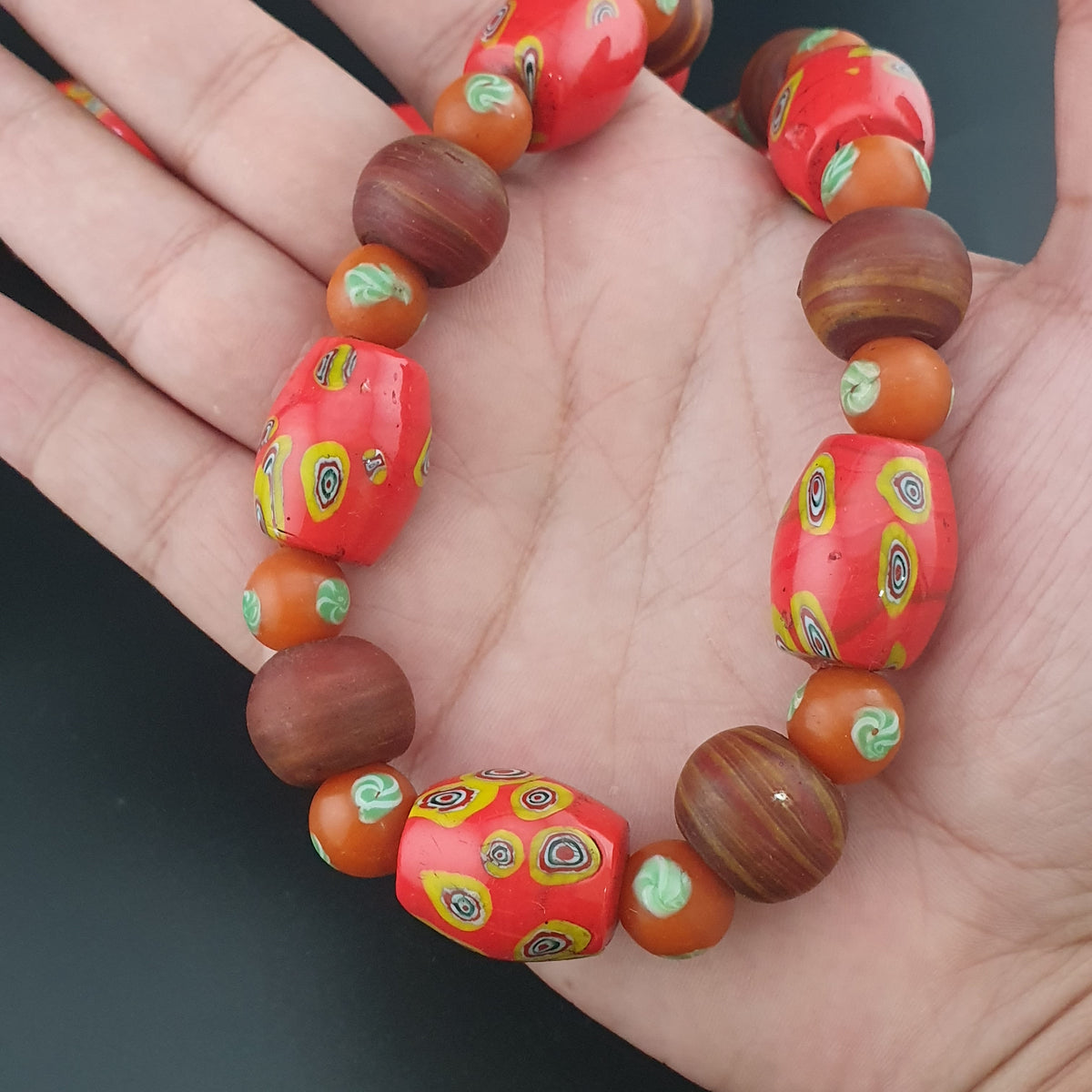 Halskette aus Vintage-Millefiori und afrikanischen Glasperlen im venezianischen Stil