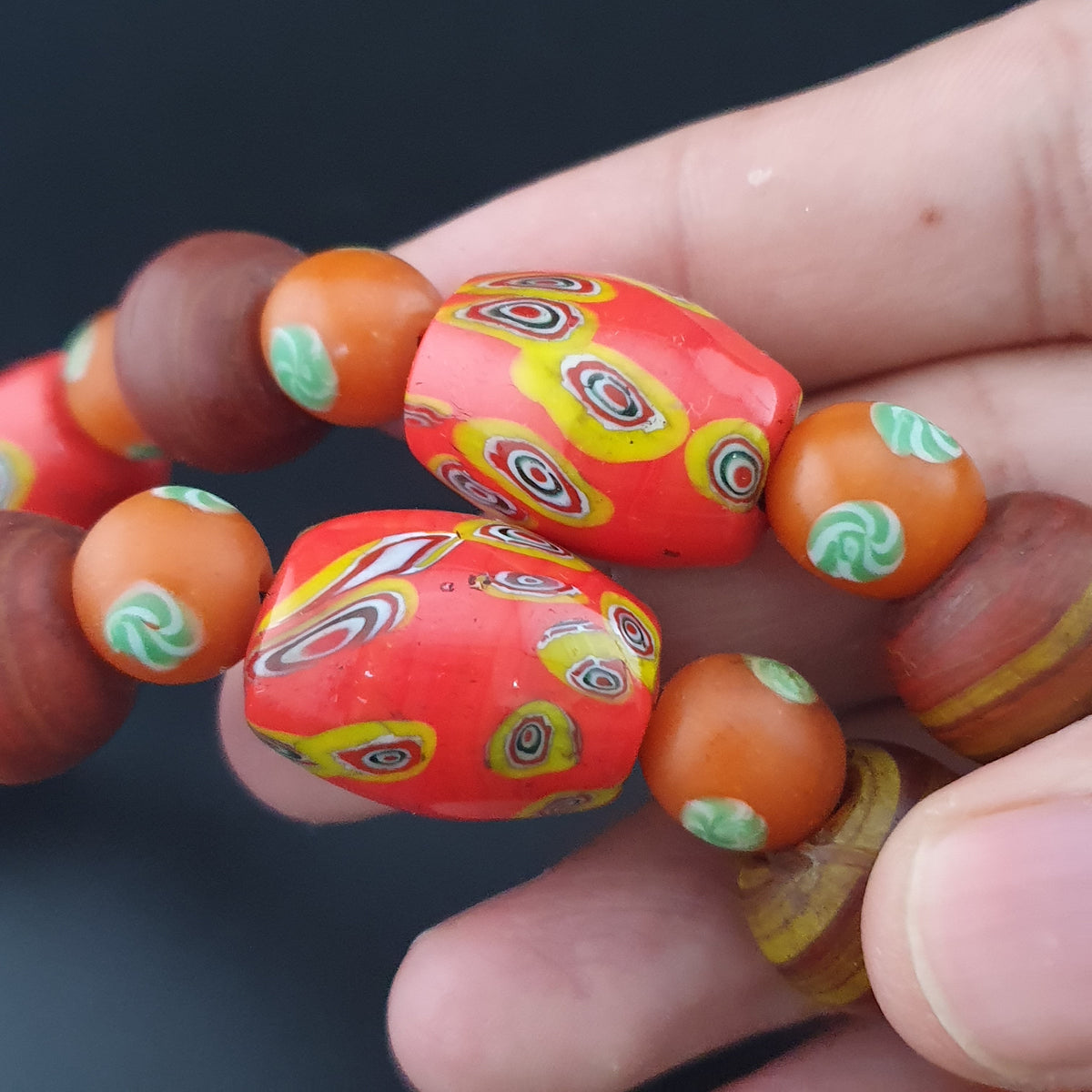 Halskette aus Vintage-Millefiori und afrikanischen Glasperlen im venezianischen Stil