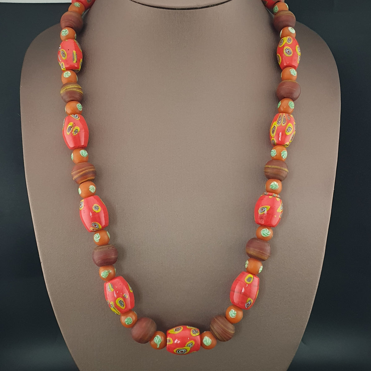 Halskette aus Vintage-Millefiori und afrikanischen Glasperlen im venezianischen Stil