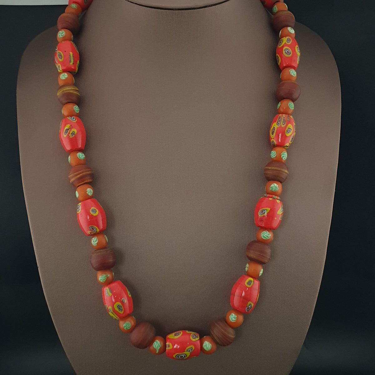Halskette aus Vintage-Millefiori und afrikanischen Glasperlen im venezianischen Stil