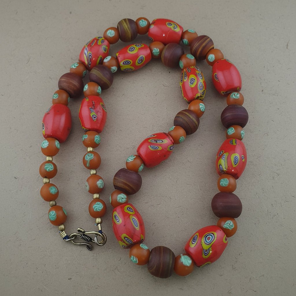 Halskette aus Vintage-Millefiori und afrikanischen Glasperlen im venezianischen Stil