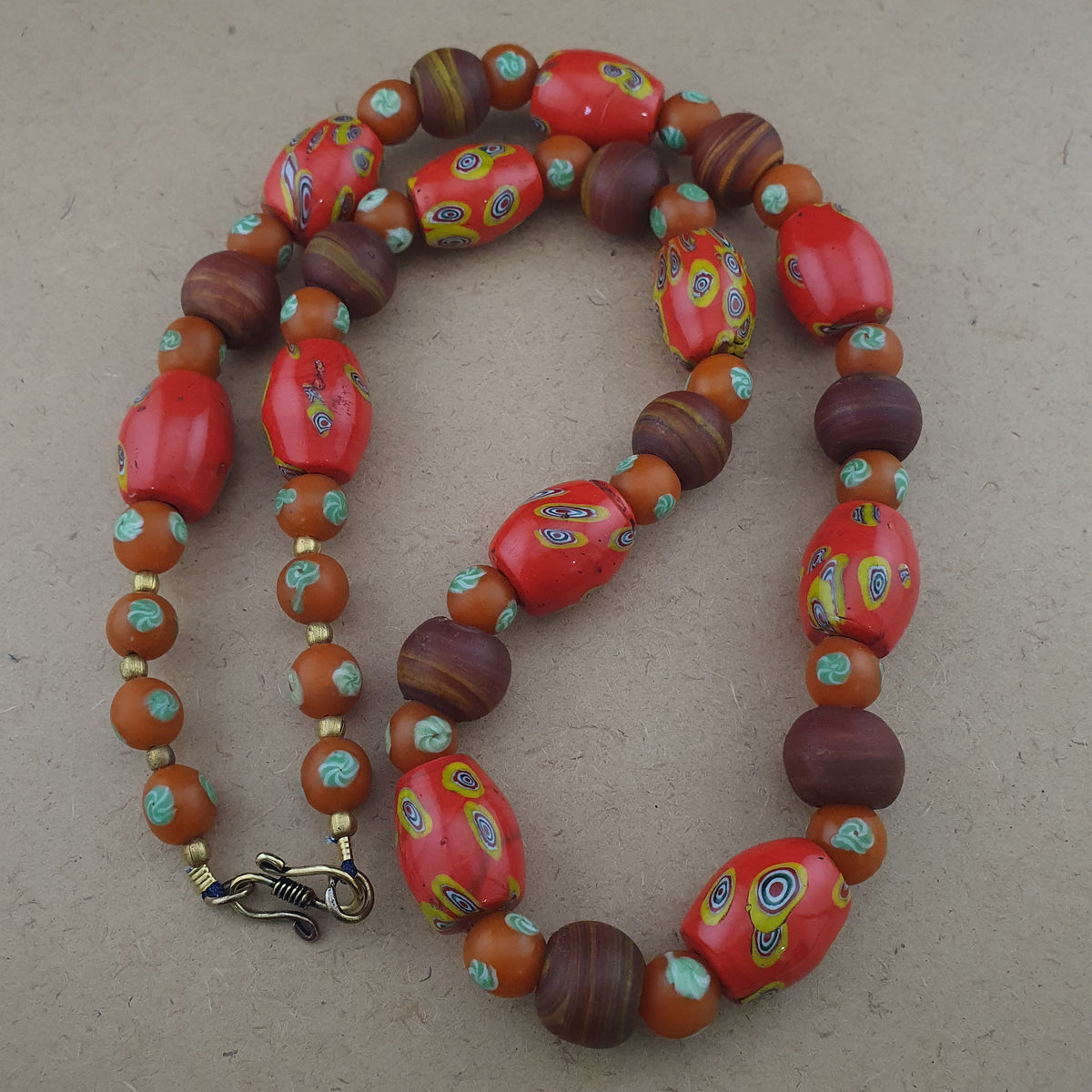 Halskette aus Vintage-Millefiori und afrikanischen Glasperlen im venezianischen Stil
