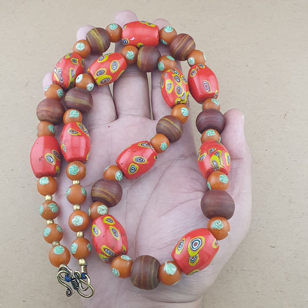 Halskette aus Vintage-Millefiori und afrikanischen Glasperlen im venezianischen Stil