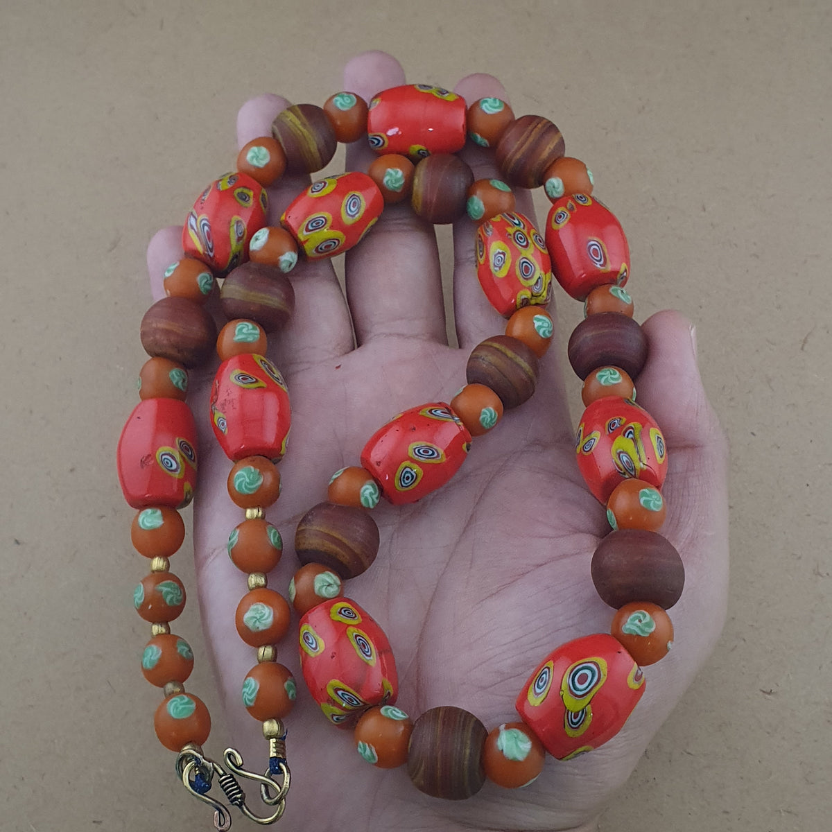 Halskette aus Vintage-Millefiori und afrikanischen Glasperlen im venezianischen Stil