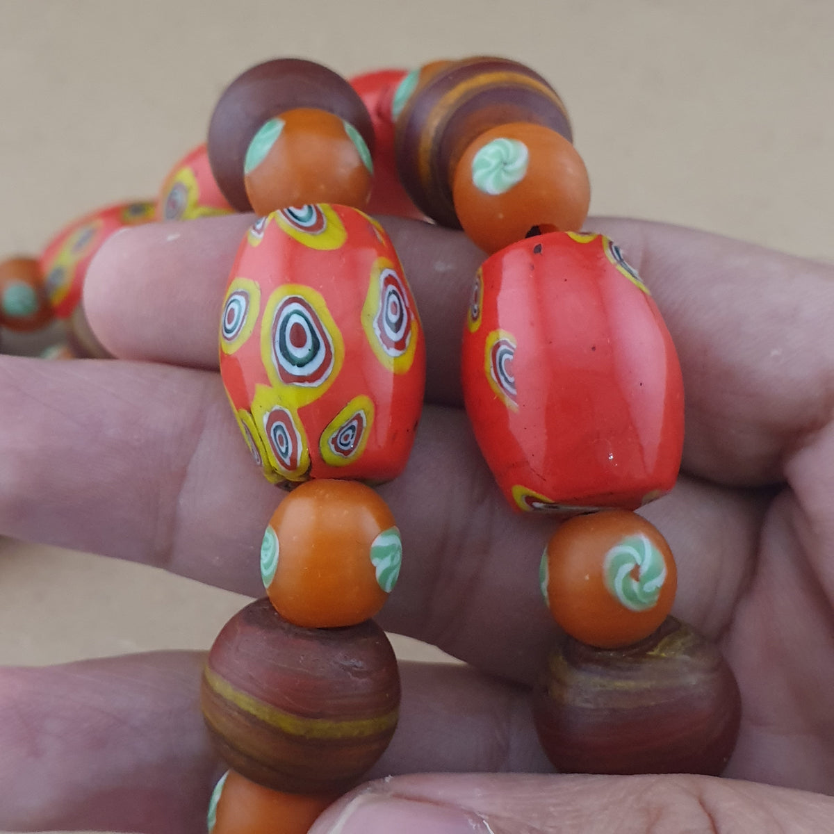 Halskette aus Vintage-Millefiori und afrikanischen Glasperlen im venezianischen Stil