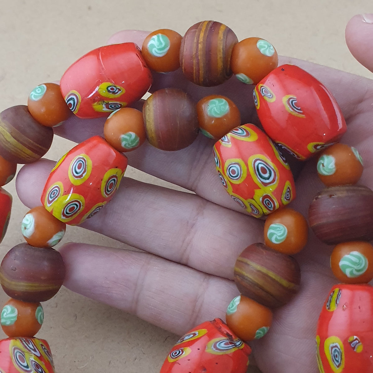 Halskette aus Vintage-Millefiori und afrikanischen Glasperlen im venezianischen Stil