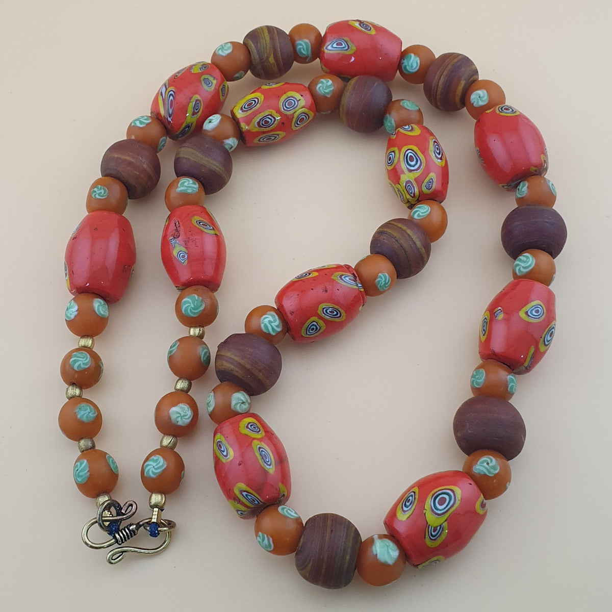 Halskette aus Vintage-Millefiori und afrikanischen Glasperlen im venezianischen Stil