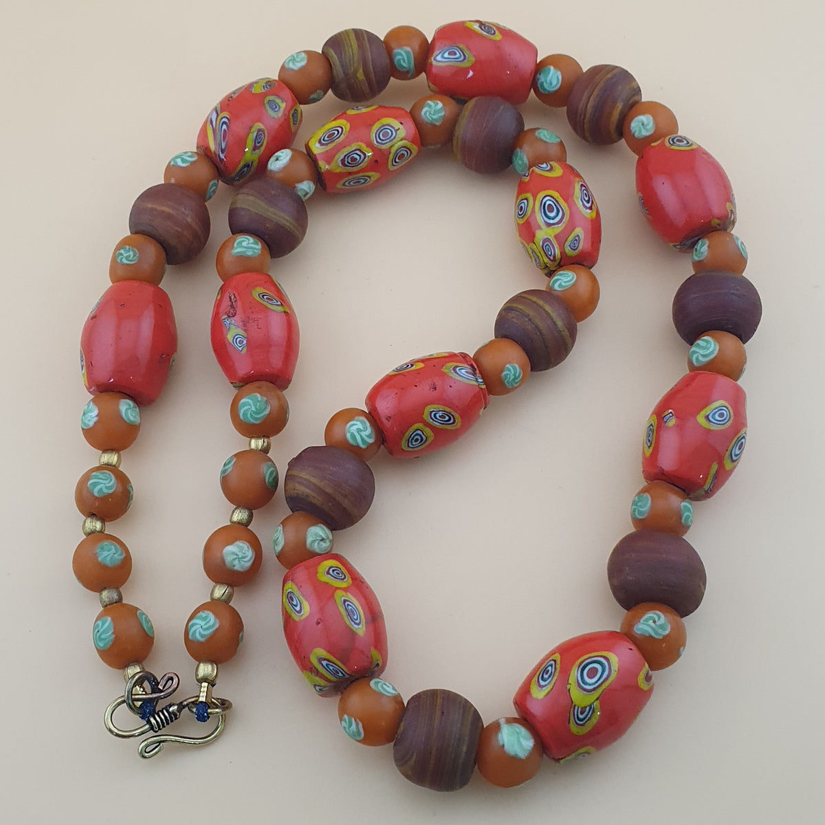 Halskette aus Vintage-Millefiori und afrikanischen Glasperlen im venezianischen Stil