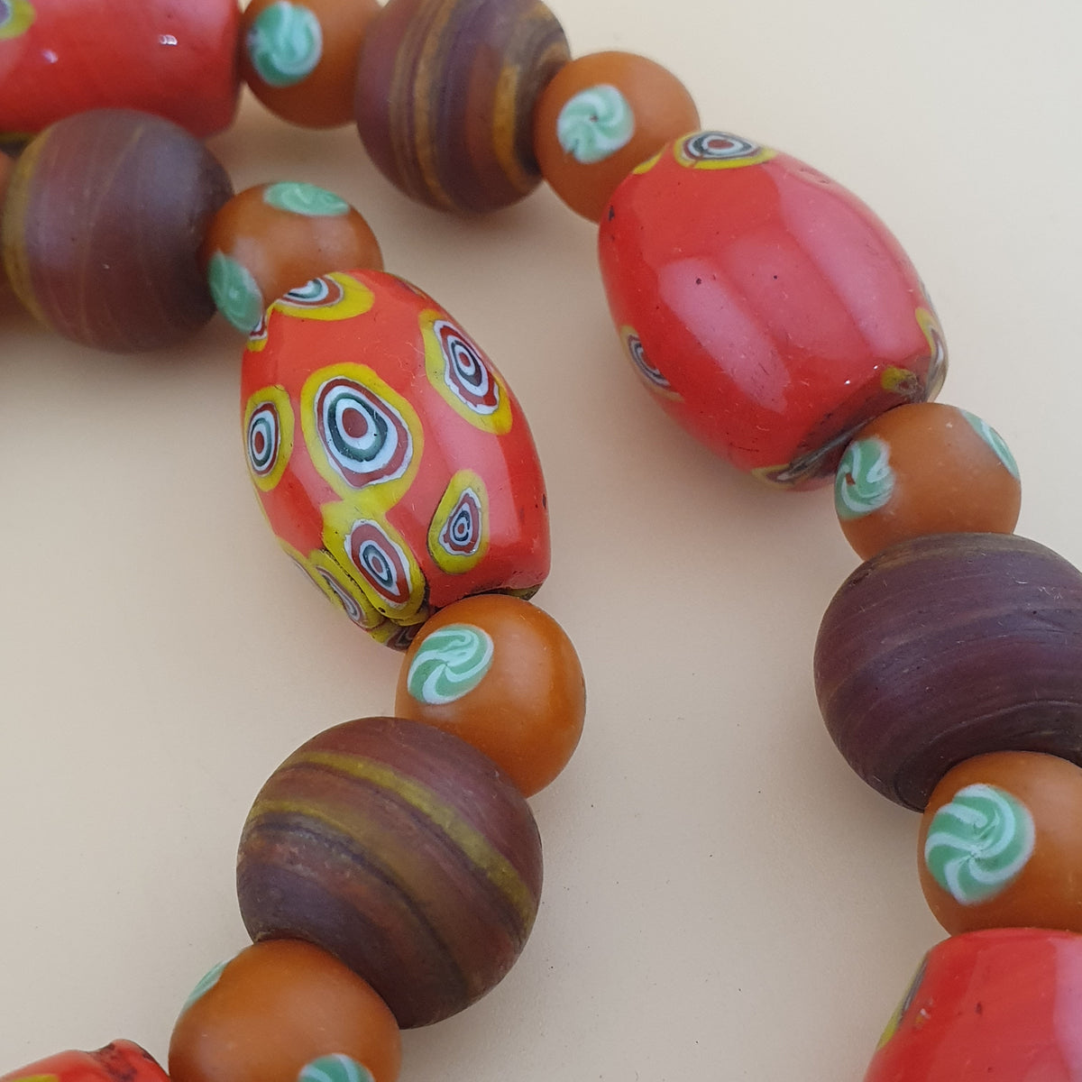 Halskette aus Vintage-Millefiori und afrikanischen Glasperlen im venezianischen Stil