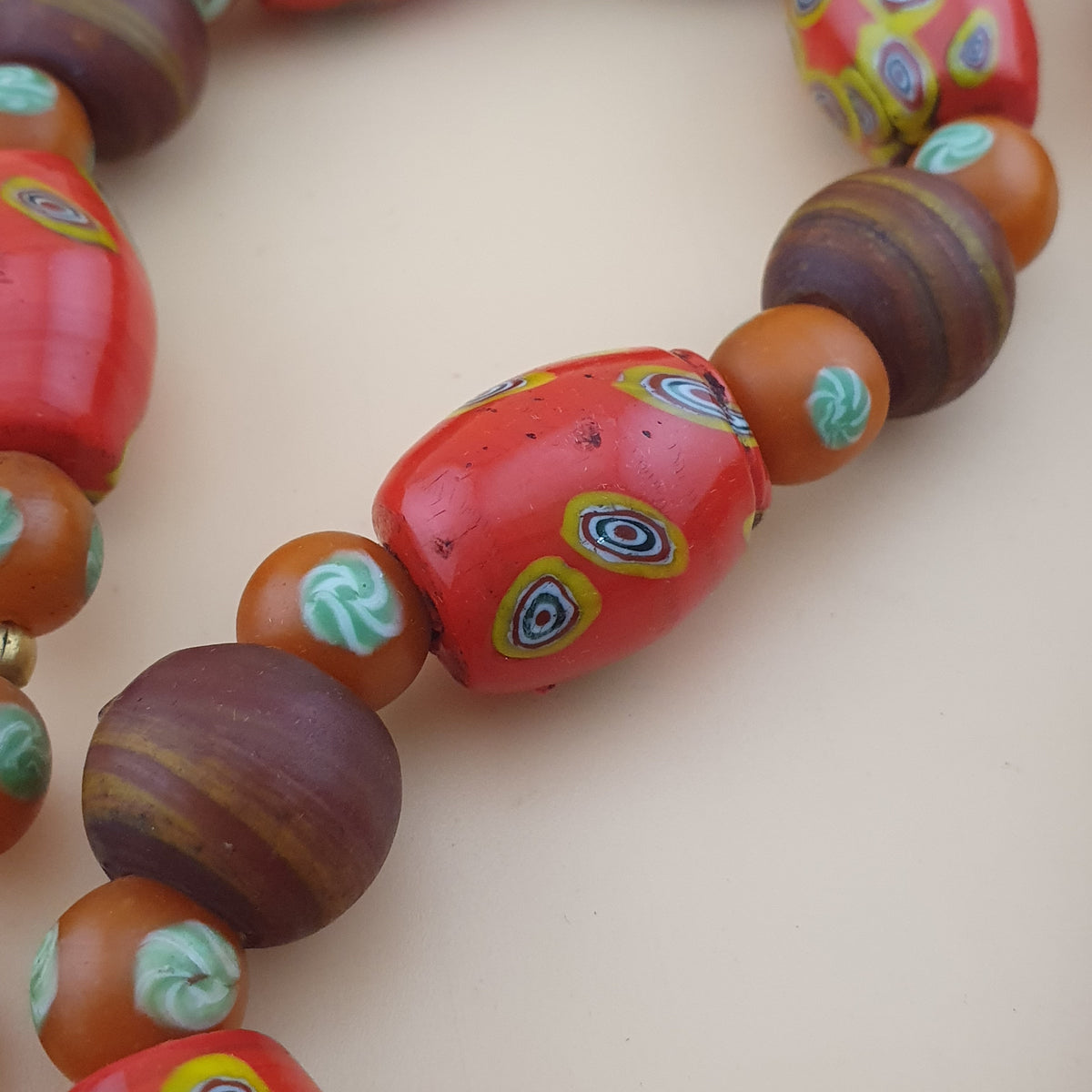 Halskette aus Vintage-Millefiori und afrikanischen Glasperlen im venezianischen Stil