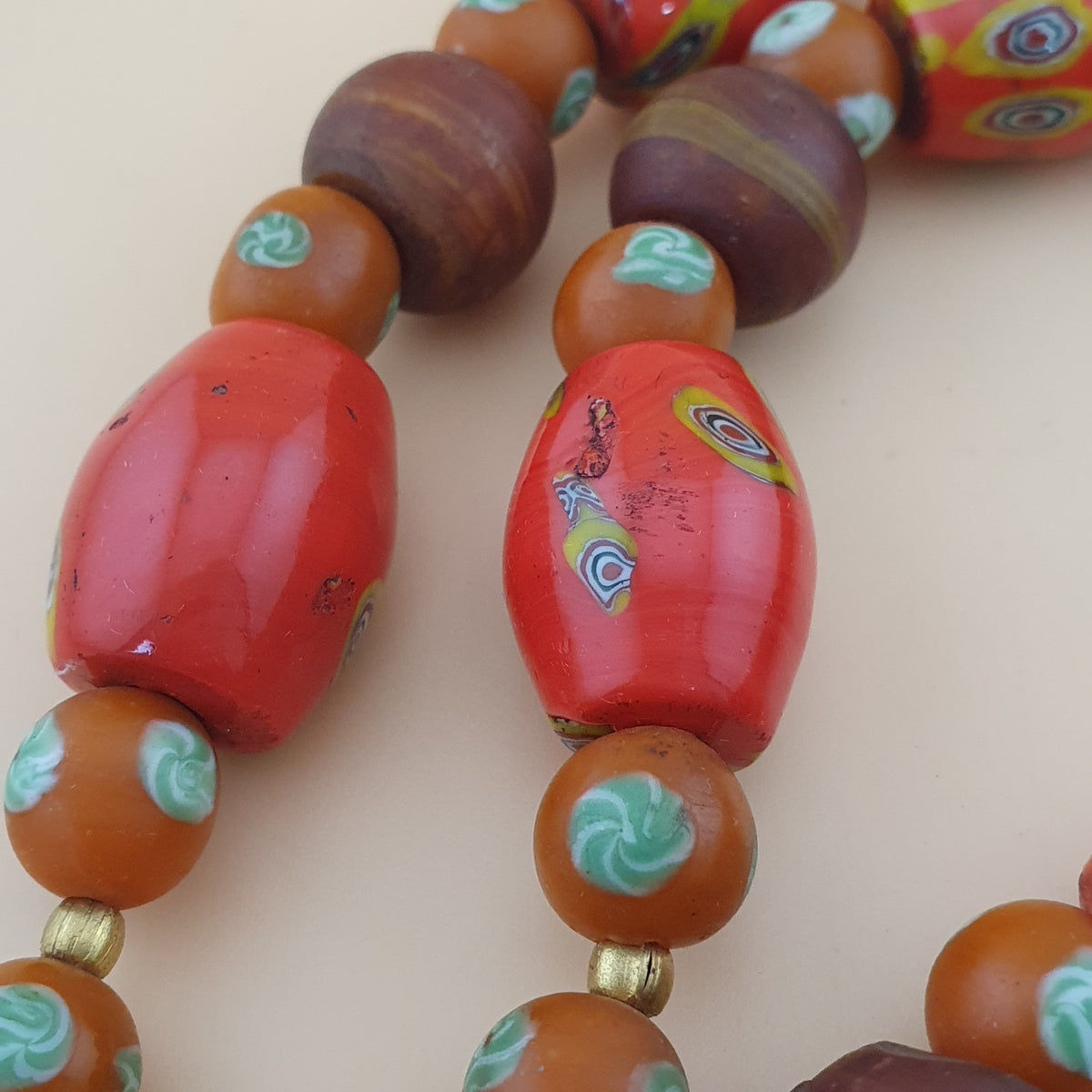Halskette aus Vintage-Millefiori und afrikanischen Glasperlen im venezianischen Stil