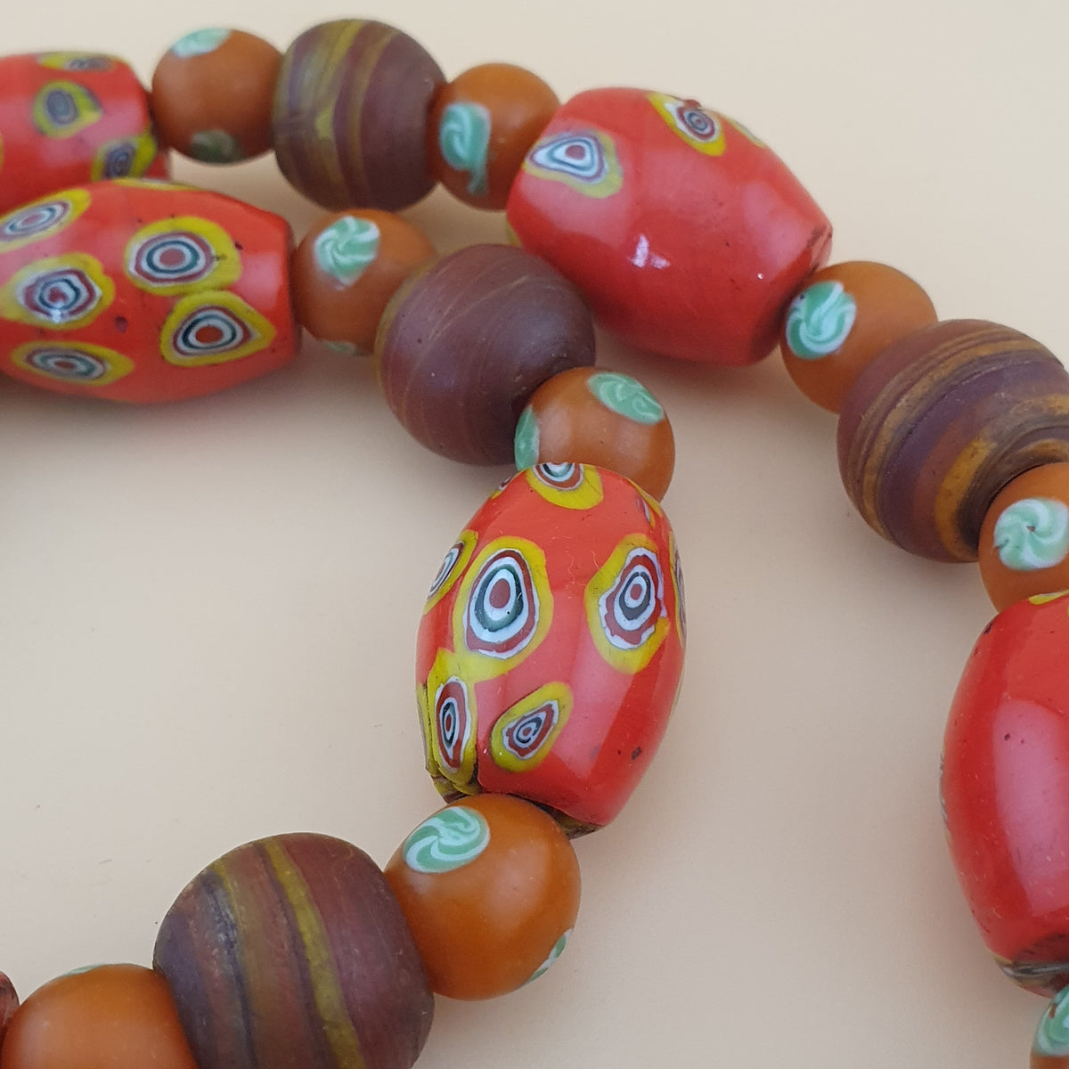 Halskette aus Vintage-Millefiori und afrikanischen Glasperlen im venezianischen Stil