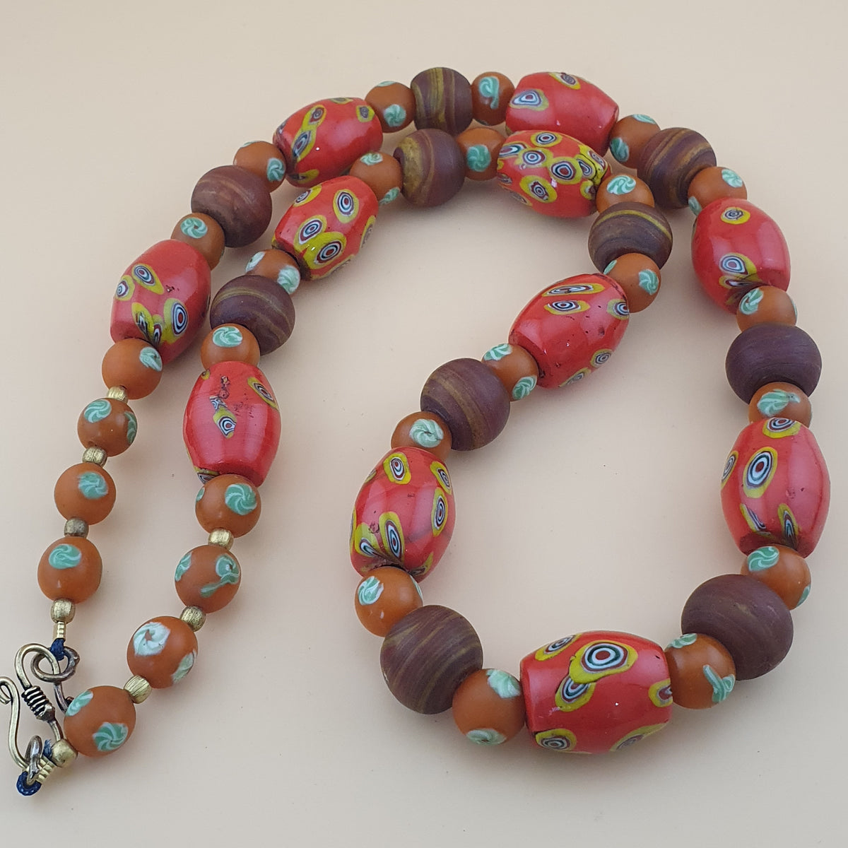 Halskette aus Vintage-Millefiori und afrikanischen Glasperlen im venezianischen Stil