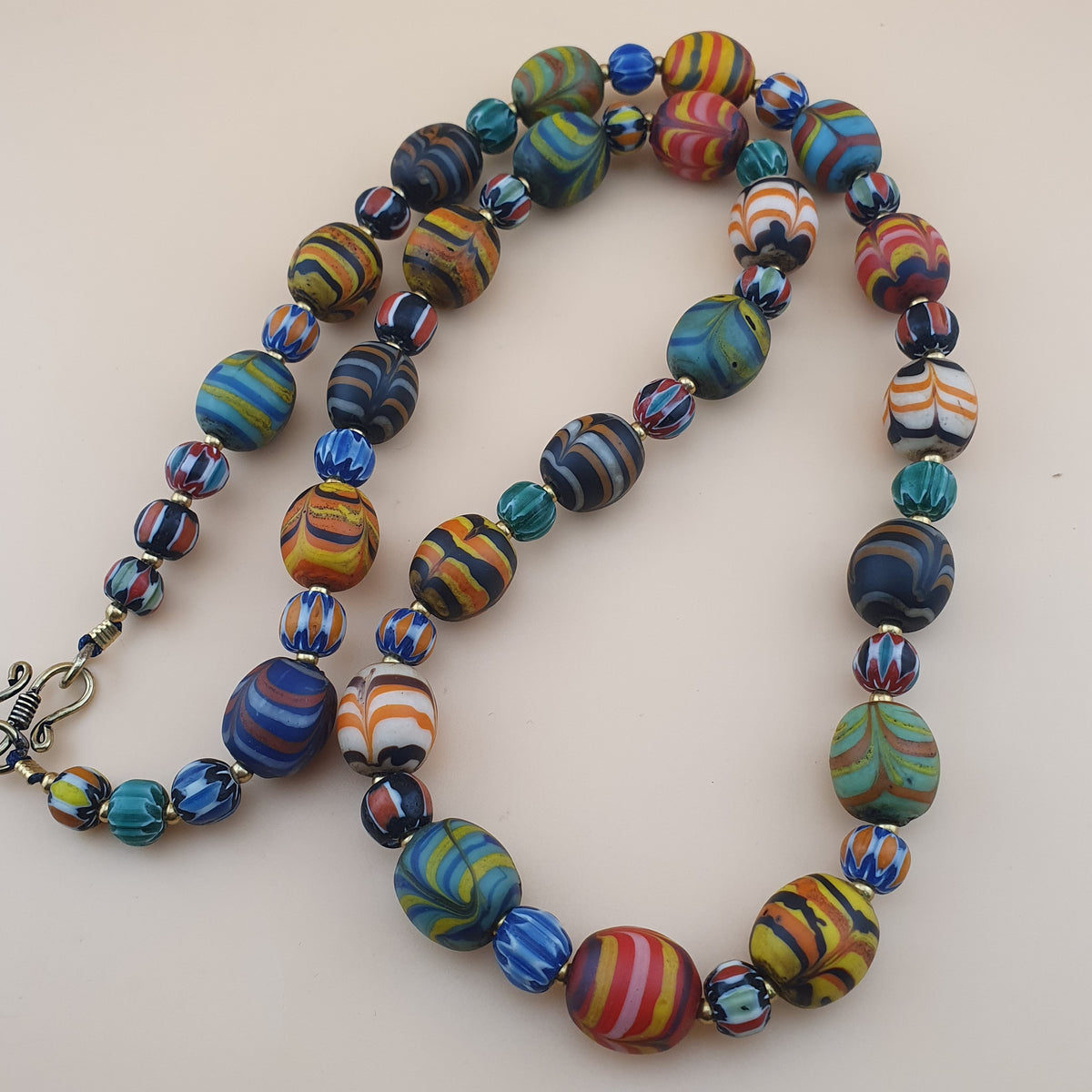 Collier de perles de verre antiques Murano Style Plumes et Chevrons Vénitiens