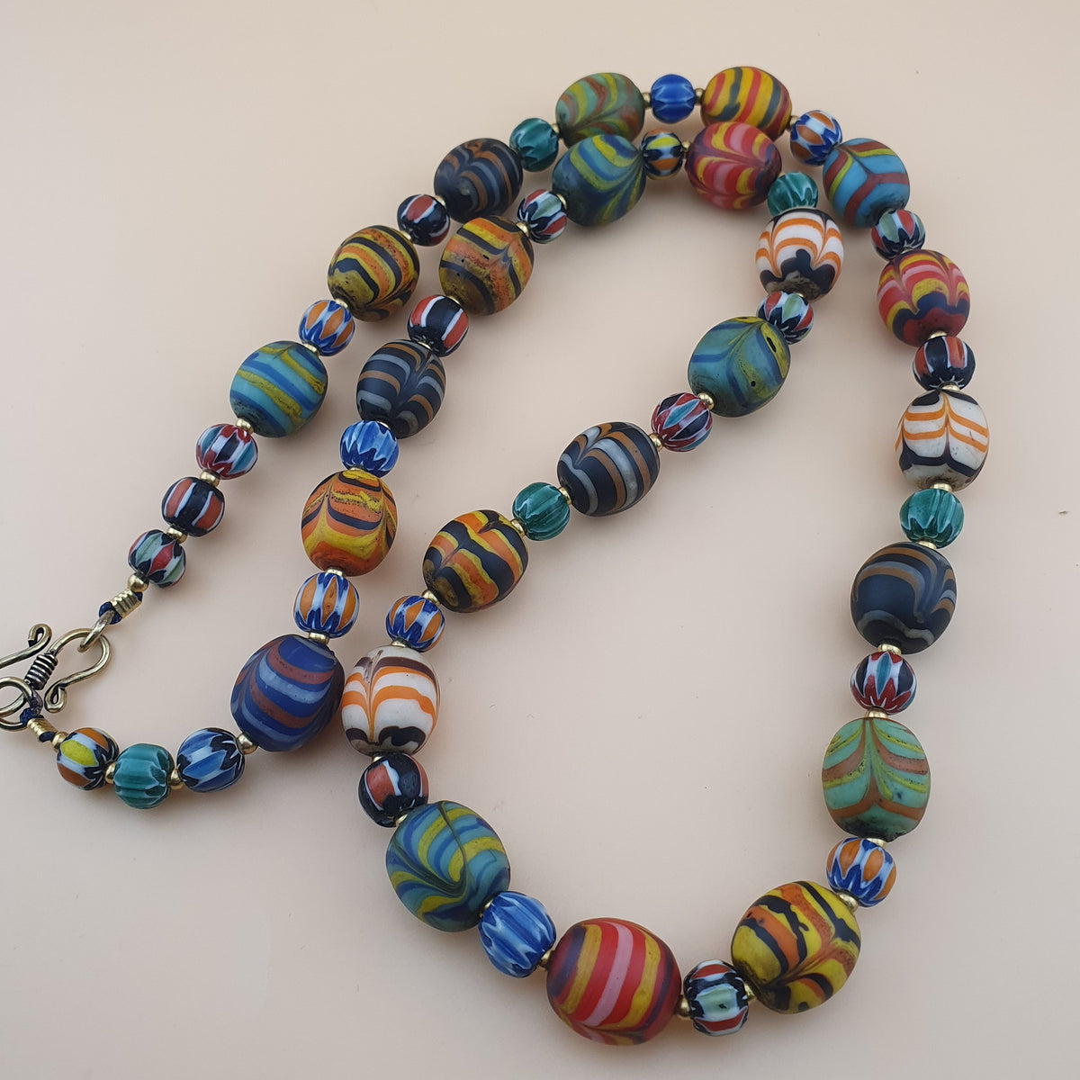 Collier de perles de verre antiques Murano Style Plumes et Chevrons Vénitiens