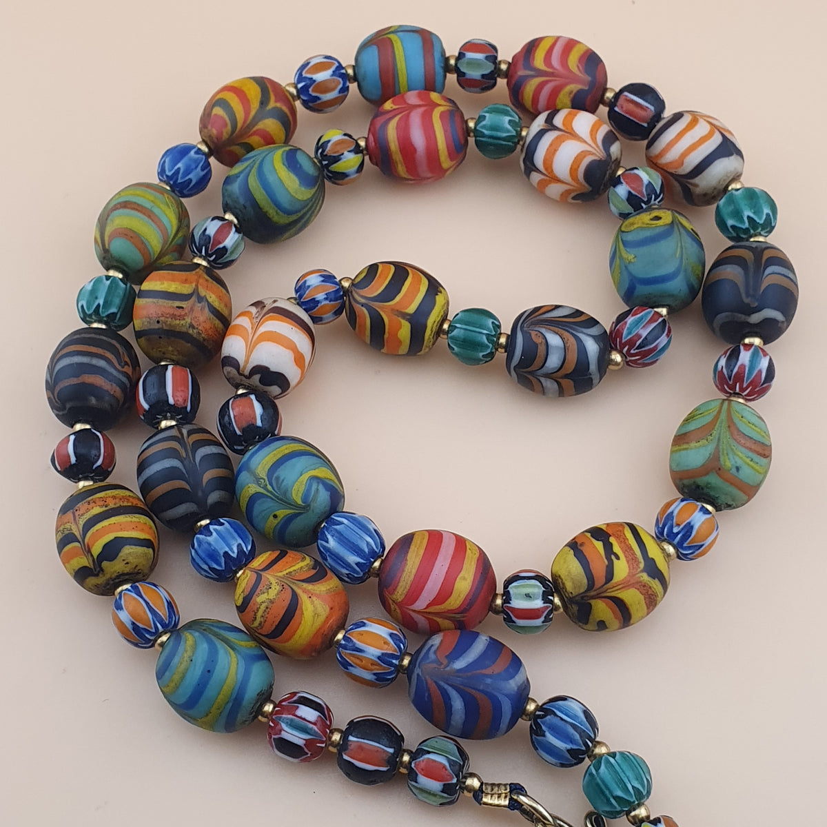 Collier de perles de verre antiques Murano Style Plumes et Chevrons Vénitiens