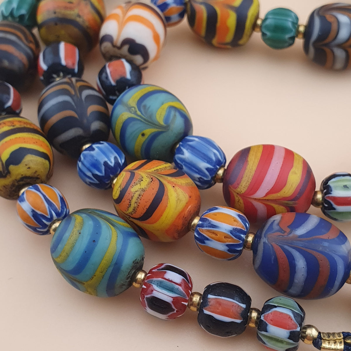 Collier de perles de verre antiques Murano Style Plumes et Chevrons Vénitiens