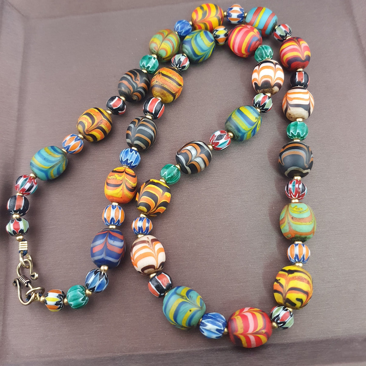 Collier de perles de verre antiques Murano Style Plumes et Chevrons Vénitiens