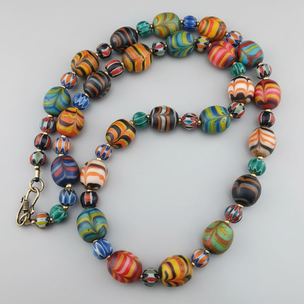 Collier de perles de verre antiques Murano Style Plumes et Chevrons Vénitiens