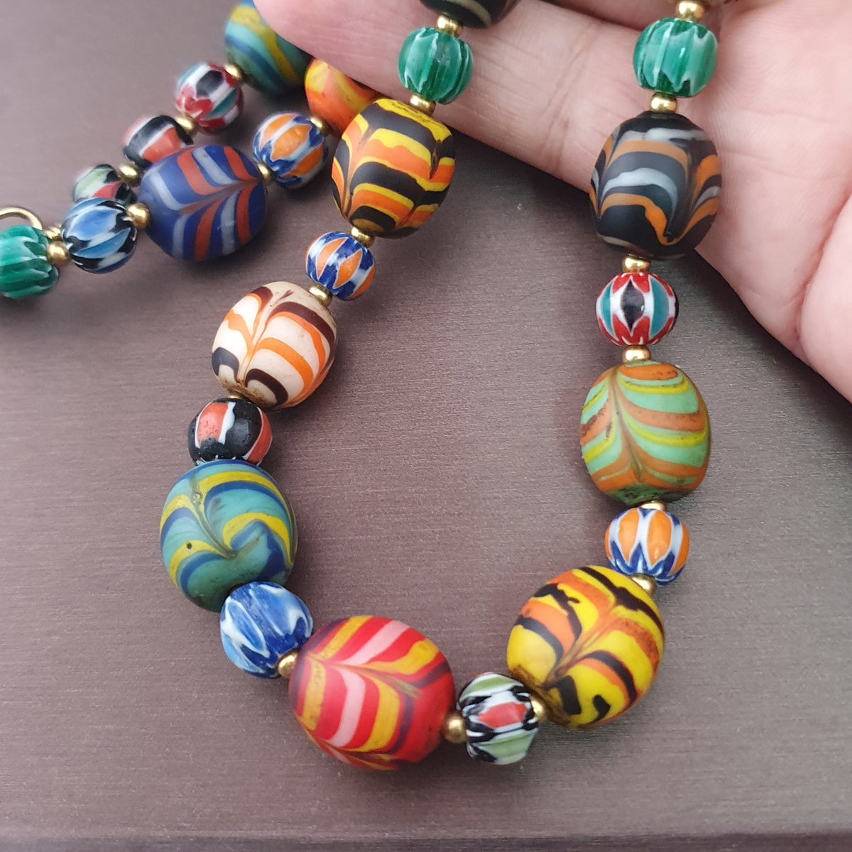 Collier de perles de verre antiques Murano Style Plumes et Chevrons Vénitiens