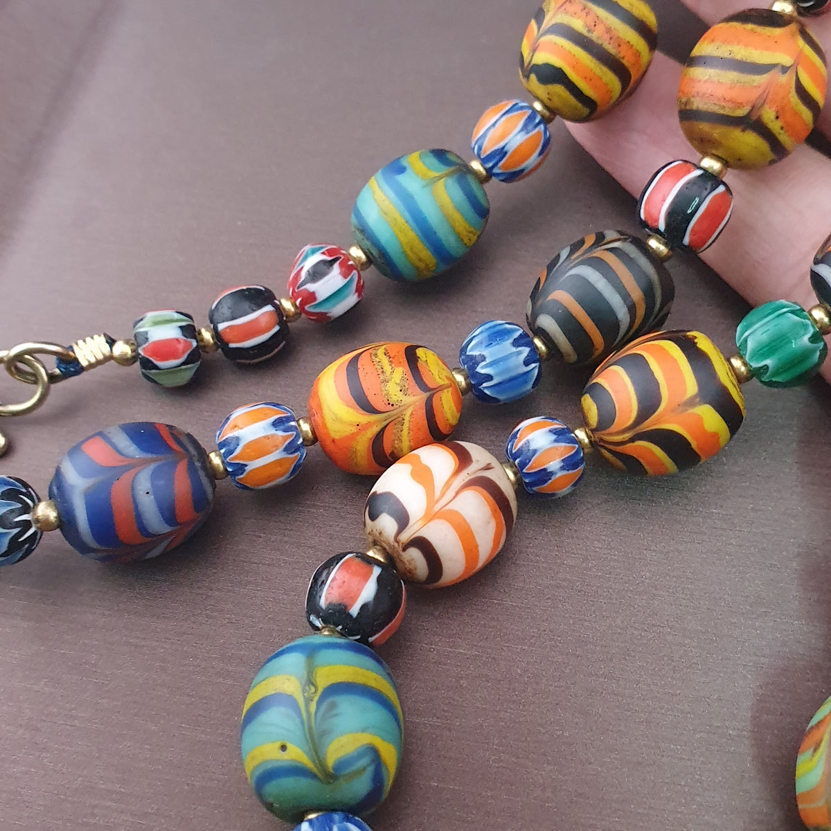 Collier de perles de verre antiques Murano Style Plumes et Chevrons Vénitiens