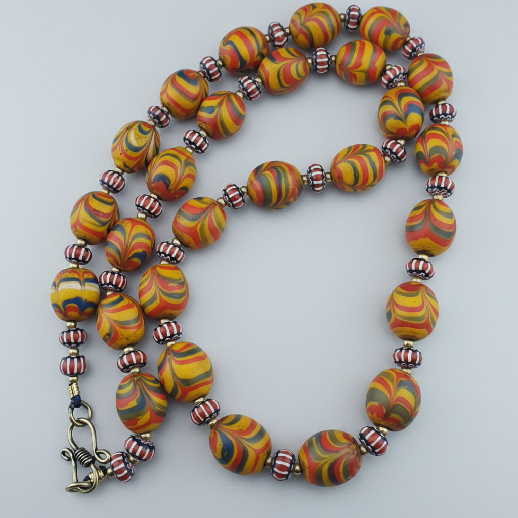 Collier de perles de verre plumes et chevrons d'inspiration vénitienne vintage, 66 cm