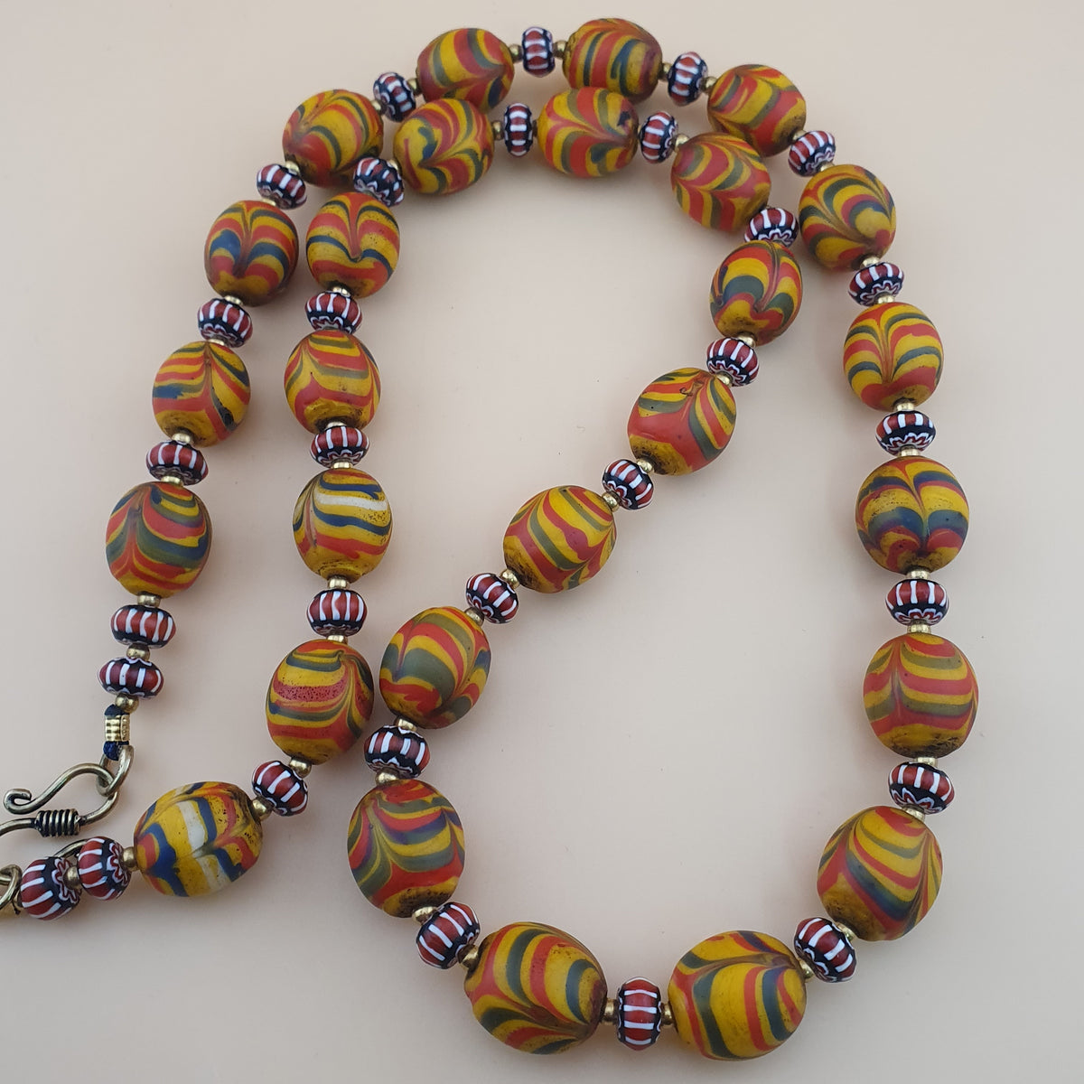 Collier de perles de verre plumes et chevrons d'inspiration vénitienne vintage, 66 cm