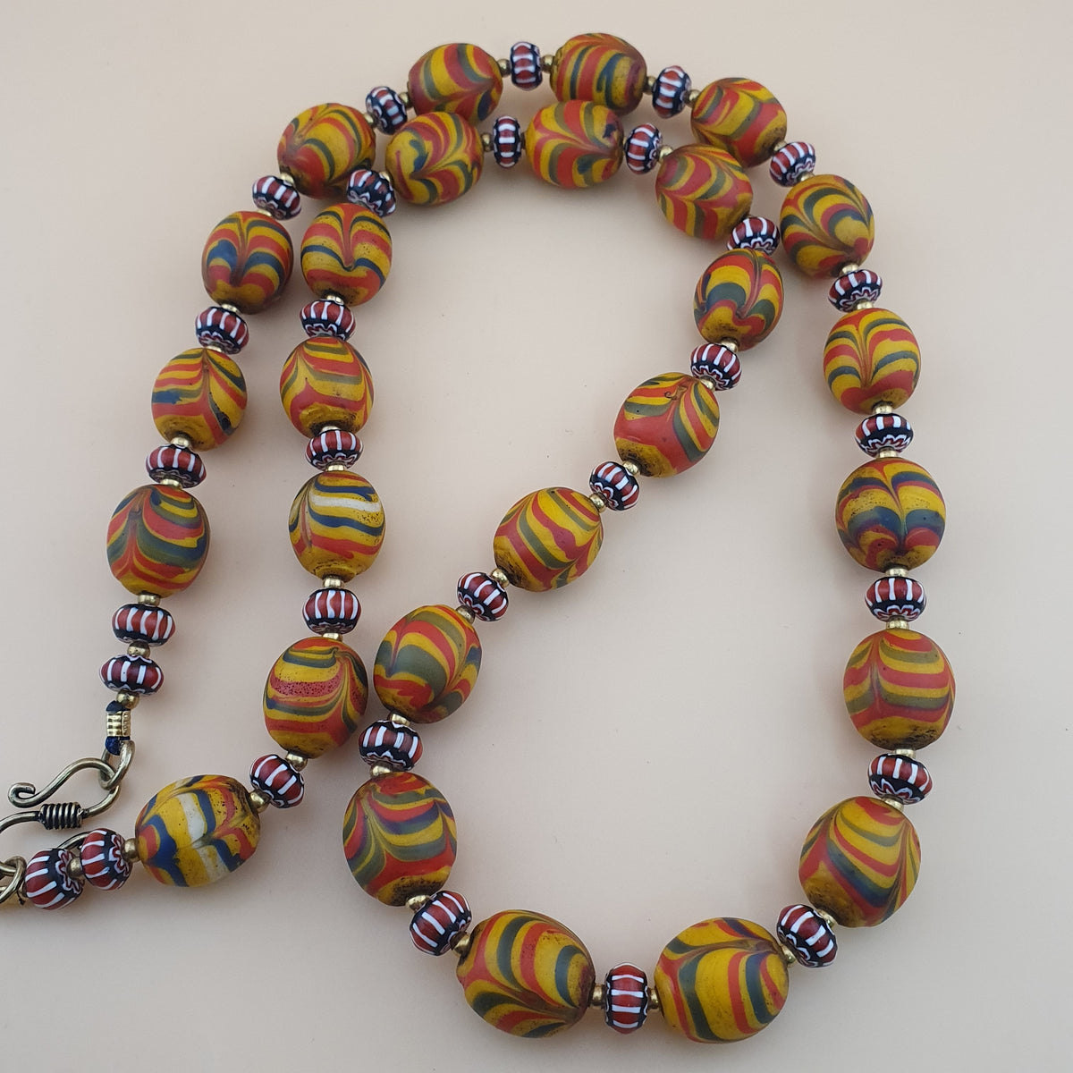 Collier de perles de verre plumes et chevrons d'inspiration vénitienne vintage, 66 cm