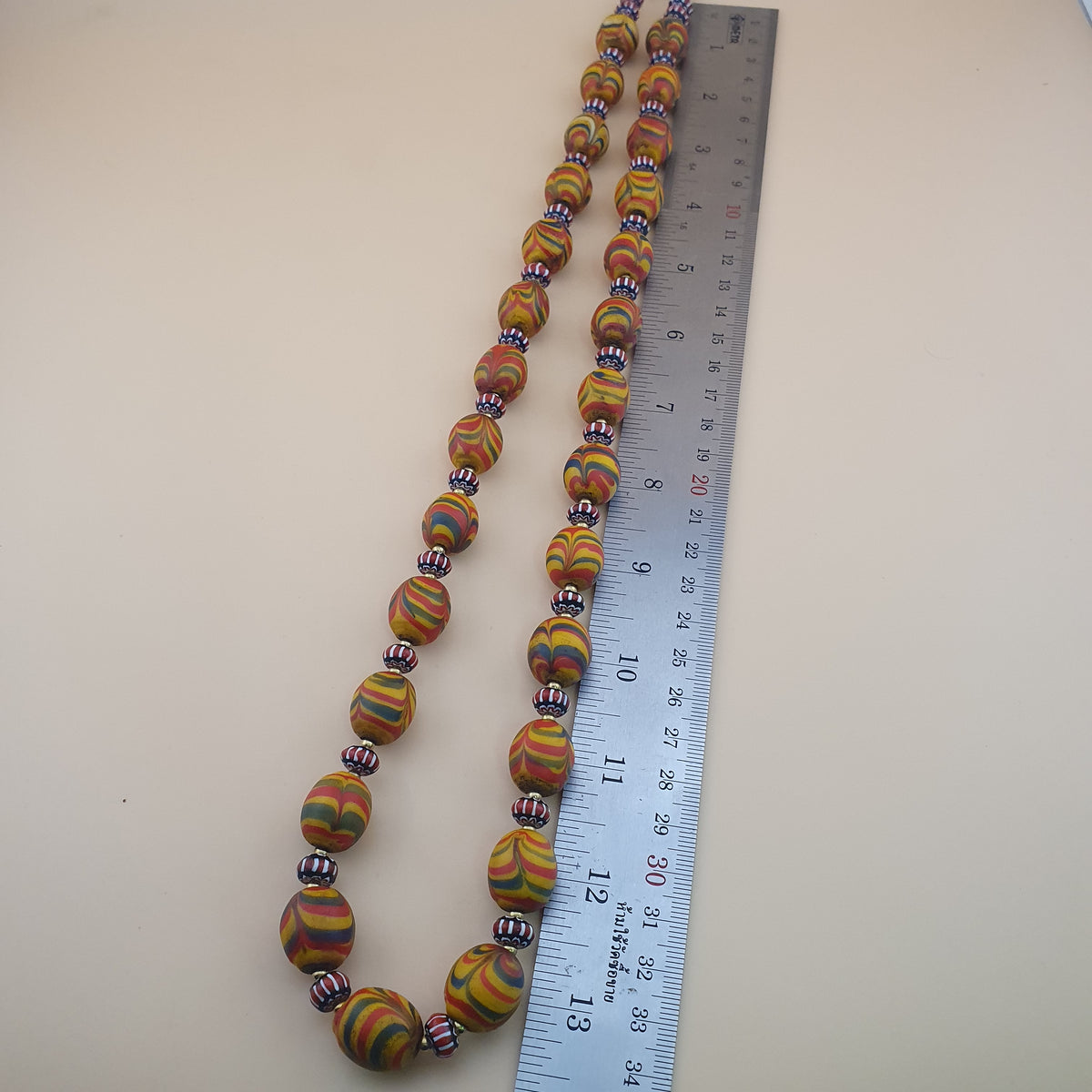 Collier de perles de verre plumes et chevrons d'inspiration vénitienne vintage, 66 cm
