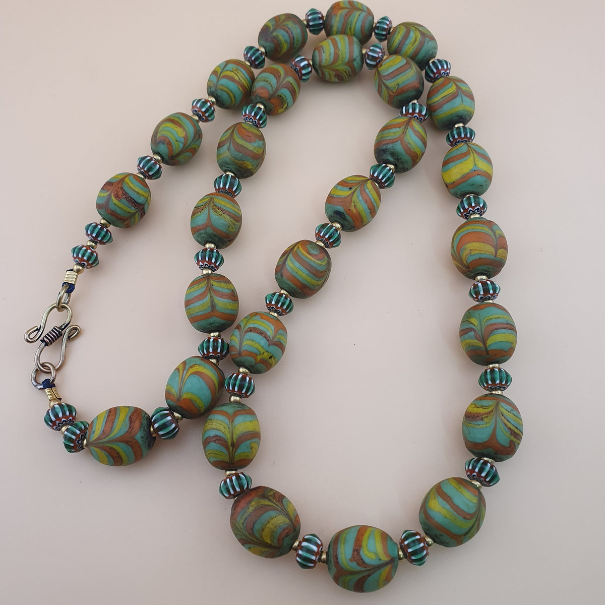 Collier de perles de verre antiques de style vénitien avec motif de plumes vertes et chevrons