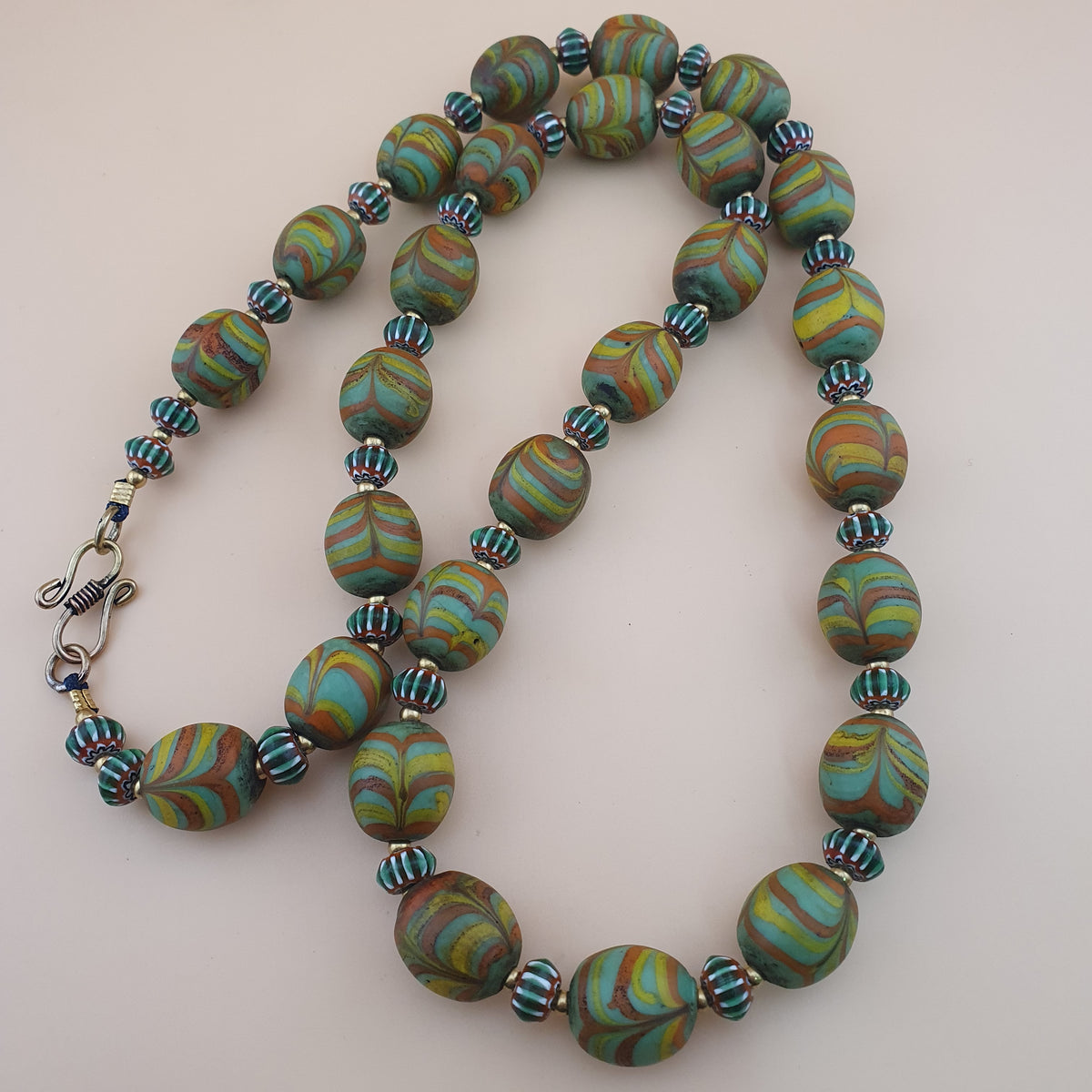 Collier de perles de verre antiques de style vénitien avec motif de plumes vertes et chevrons