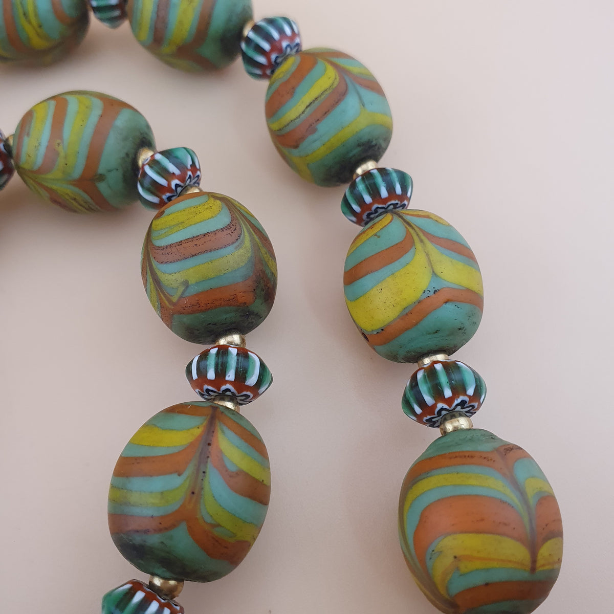 Collier de perles de verre antiques de style vénitien avec motif de plumes vertes et chevrons