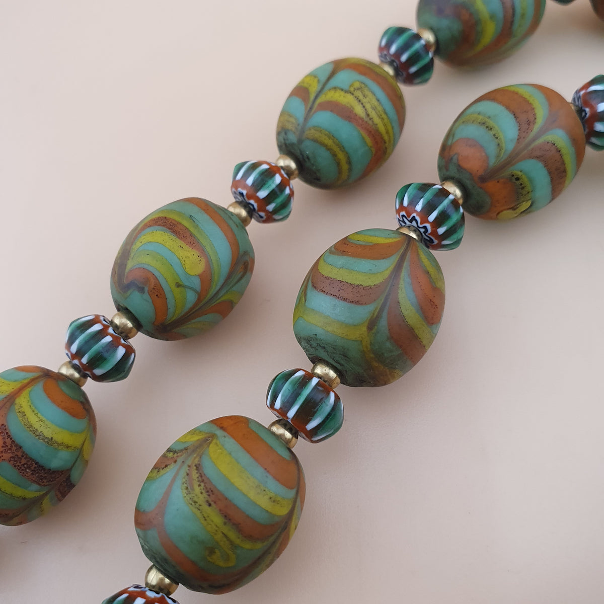 Collier de perles de verre antiques de style vénitien avec motif de plumes vertes et chevrons