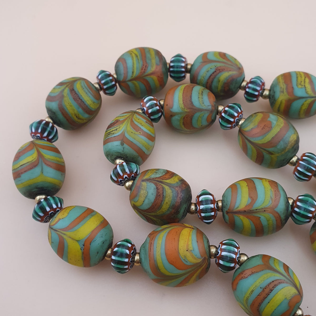Collier de perles de verre antiques de style vénitien avec motif de plumes vertes et chevrons