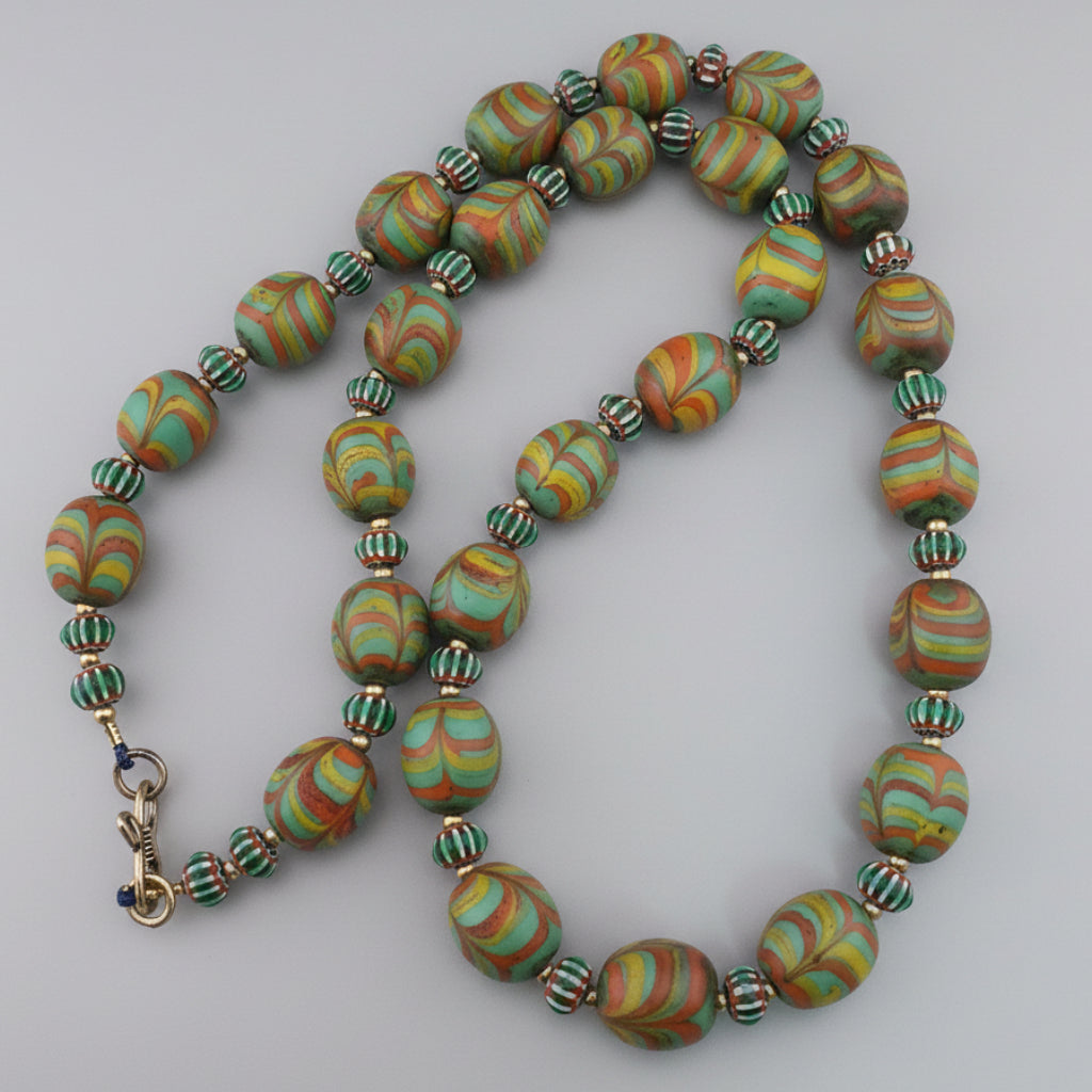 Collier de perles de verre antiques de style vénitien avec motif de plumes vertes et chevrons