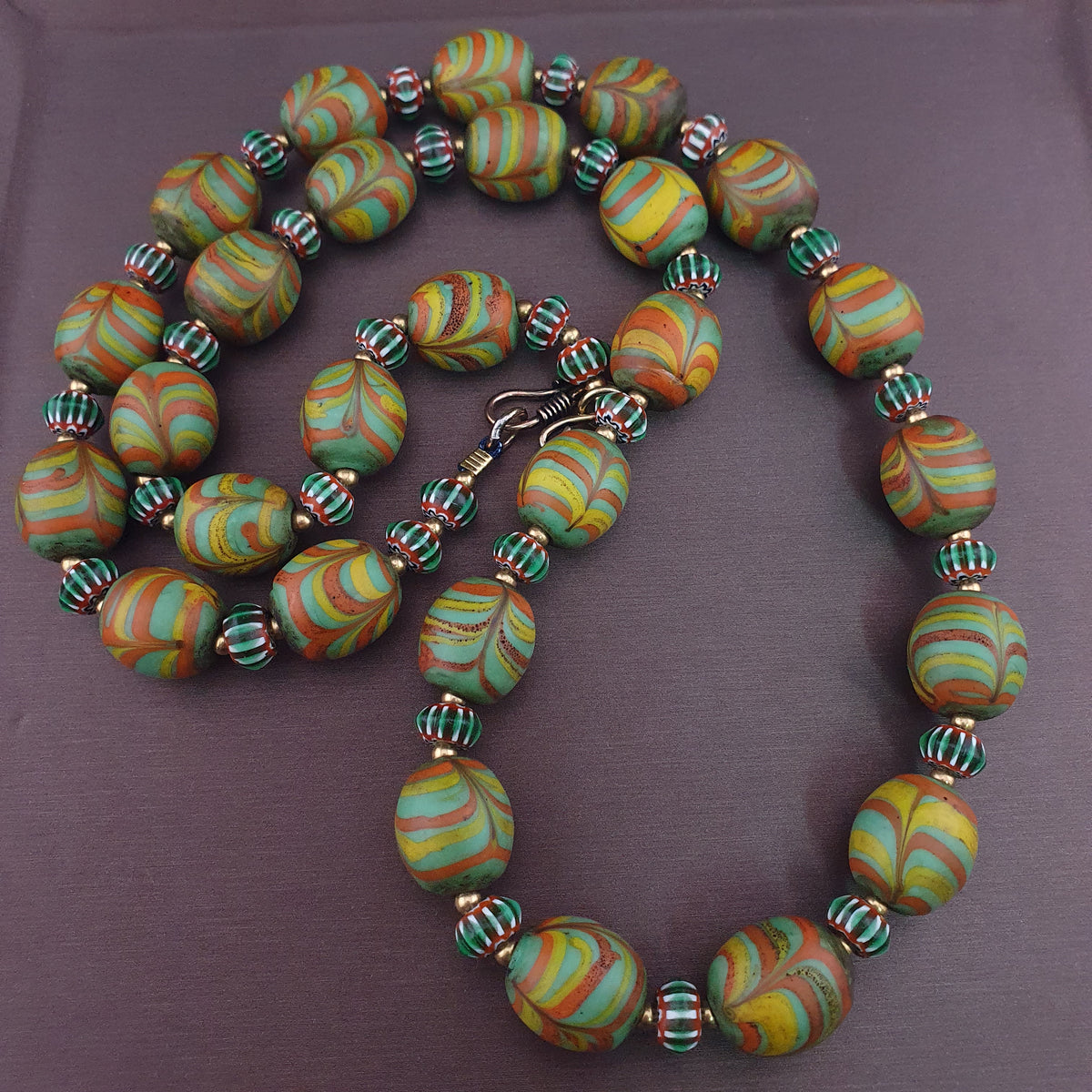 Collier de perles de verre antiques de style vénitien avec motif de plumes vertes et chevrons