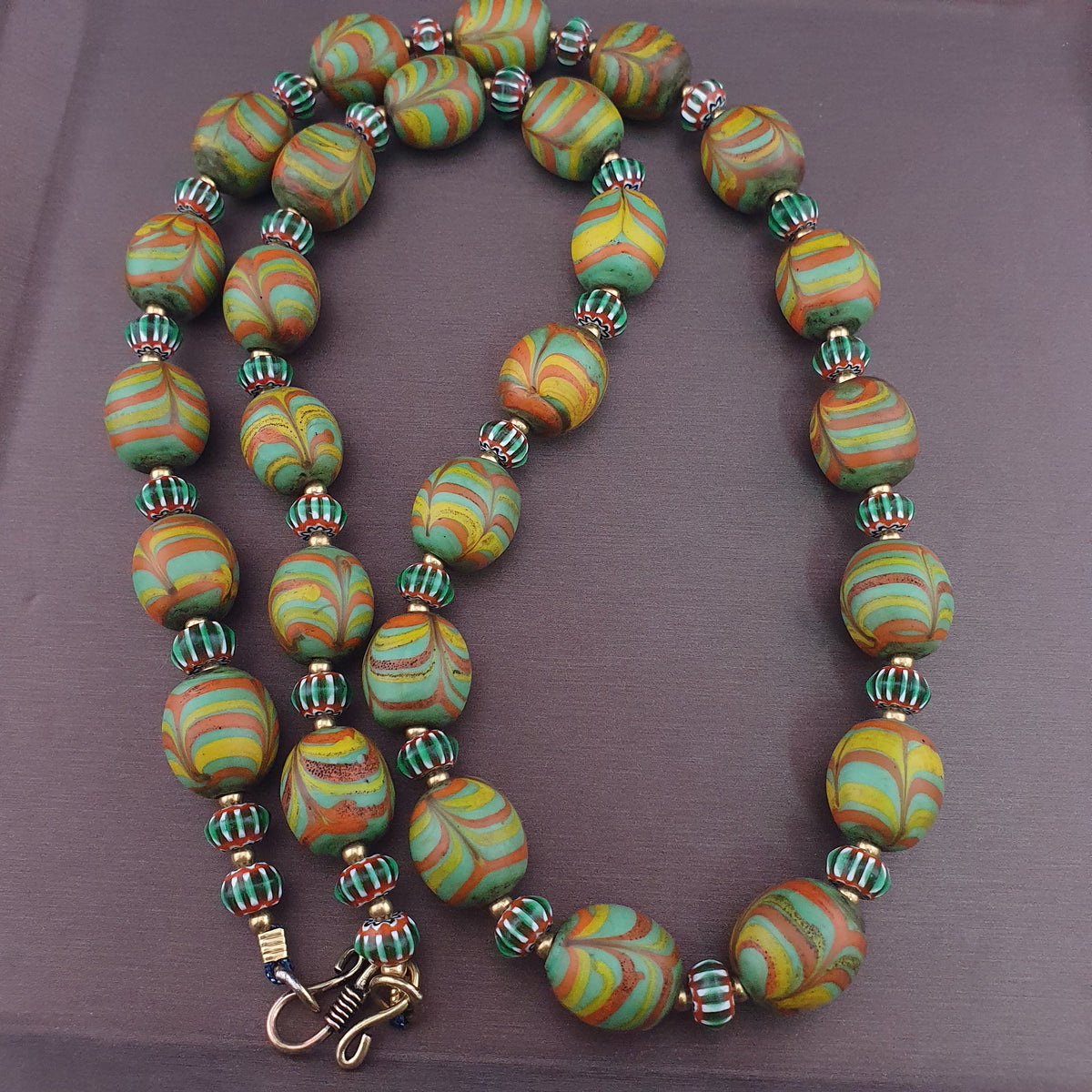 Collier de perles de verre antiques de style vénitien avec motif de plumes vertes et chevrons