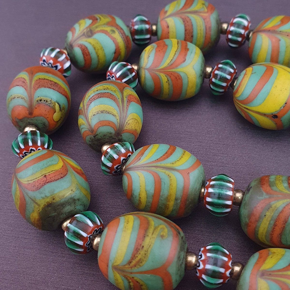 Collier de perles de verre antiques de style vénitien avec motif de plumes vertes et chevrons