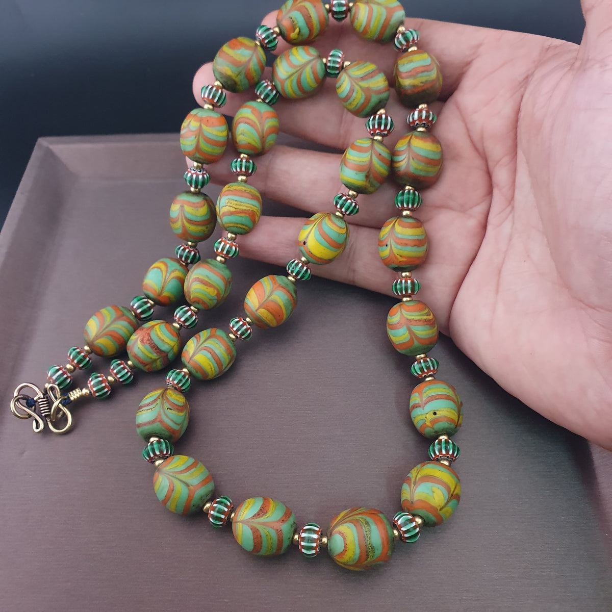 Collier de perles de verre antiques de style vénitien avec motif de plumes vertes et chevrons