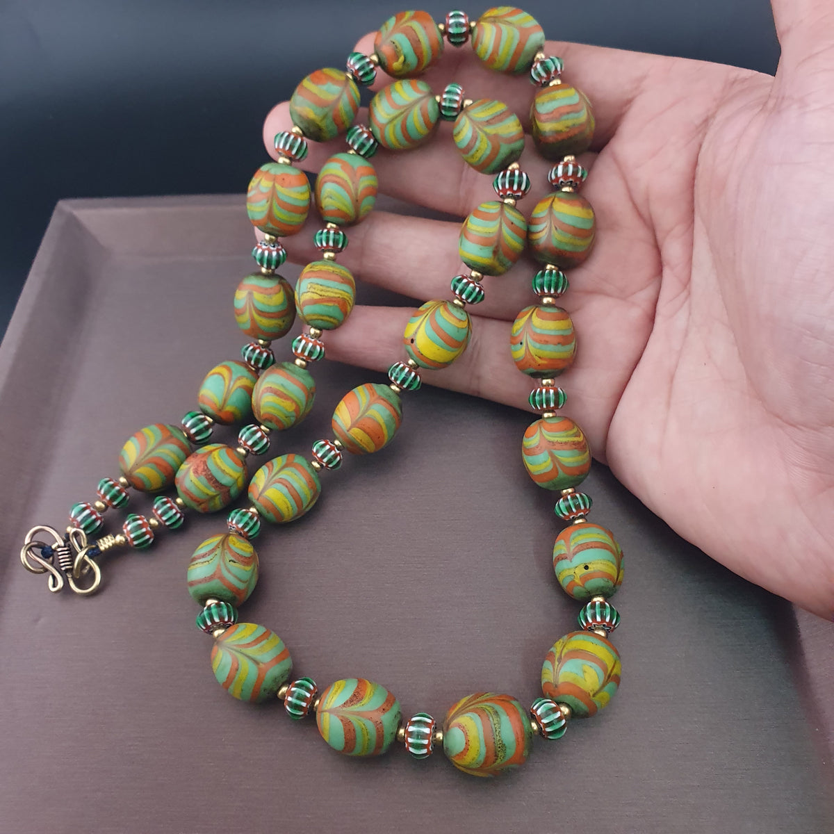 Collier de perles de verre antiques de style vénitien avec motif de plumes vertes et chevrons
