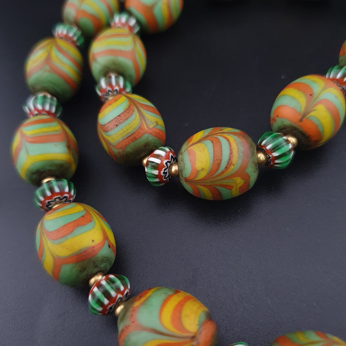 Collier de perles de verre antiques de style vénitien avec motif de plumes vertes et chevrons