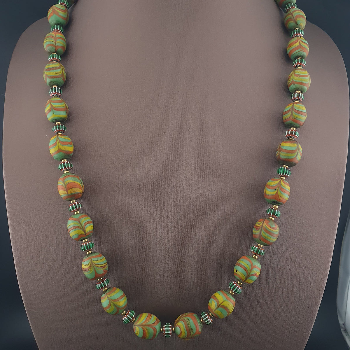 Collier de perles de verre antiques de style vénitien avec motif de plumes vertes et chevrons